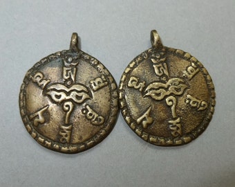 Zwei buddhistische Messing-Amulette-Anhänger mit Mantra Om Mani Padme Hum und Chakra, buddhistischer Schmuck, Volksamulett, Stammeskunst, KOSTENLOSER VERSAND