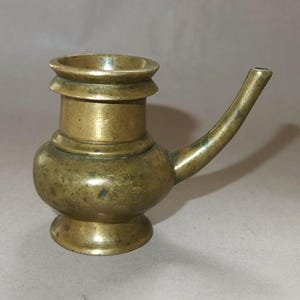 Oude hindoe-bronzen offerkan voor melkwaterolie uit Nepal