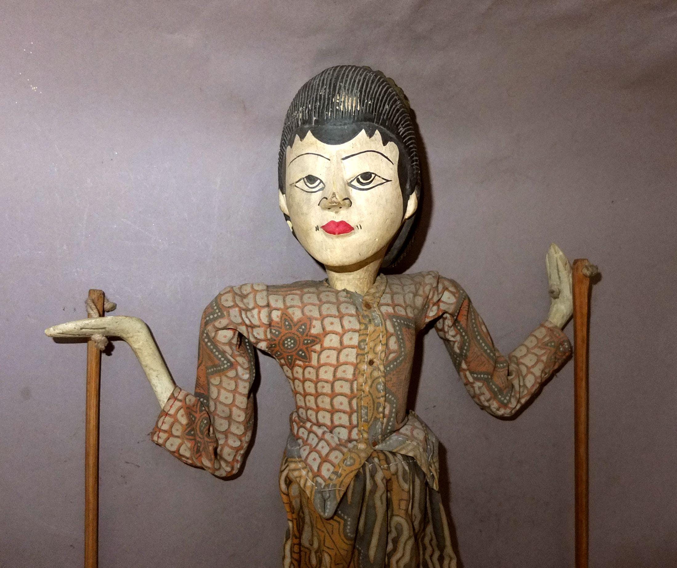 ANCIENNE MARIONNETTE INDONESIENNE En Bois Sur Son Socle Haut 57 Cm I111