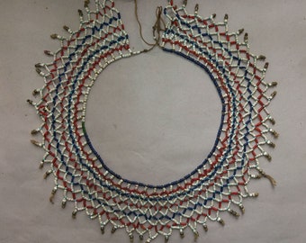 Oude meerstrengige ketting met kleine rood blauw witte glaskralen, etnische ketting, Aziatisch ontwerp, GRATIS VERZENDING