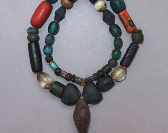 Halsband med gamla olika flerfärgade glaspärlor från Nepal, pärlor i olika form, folksmycken Himalaya, FRI FRAKT