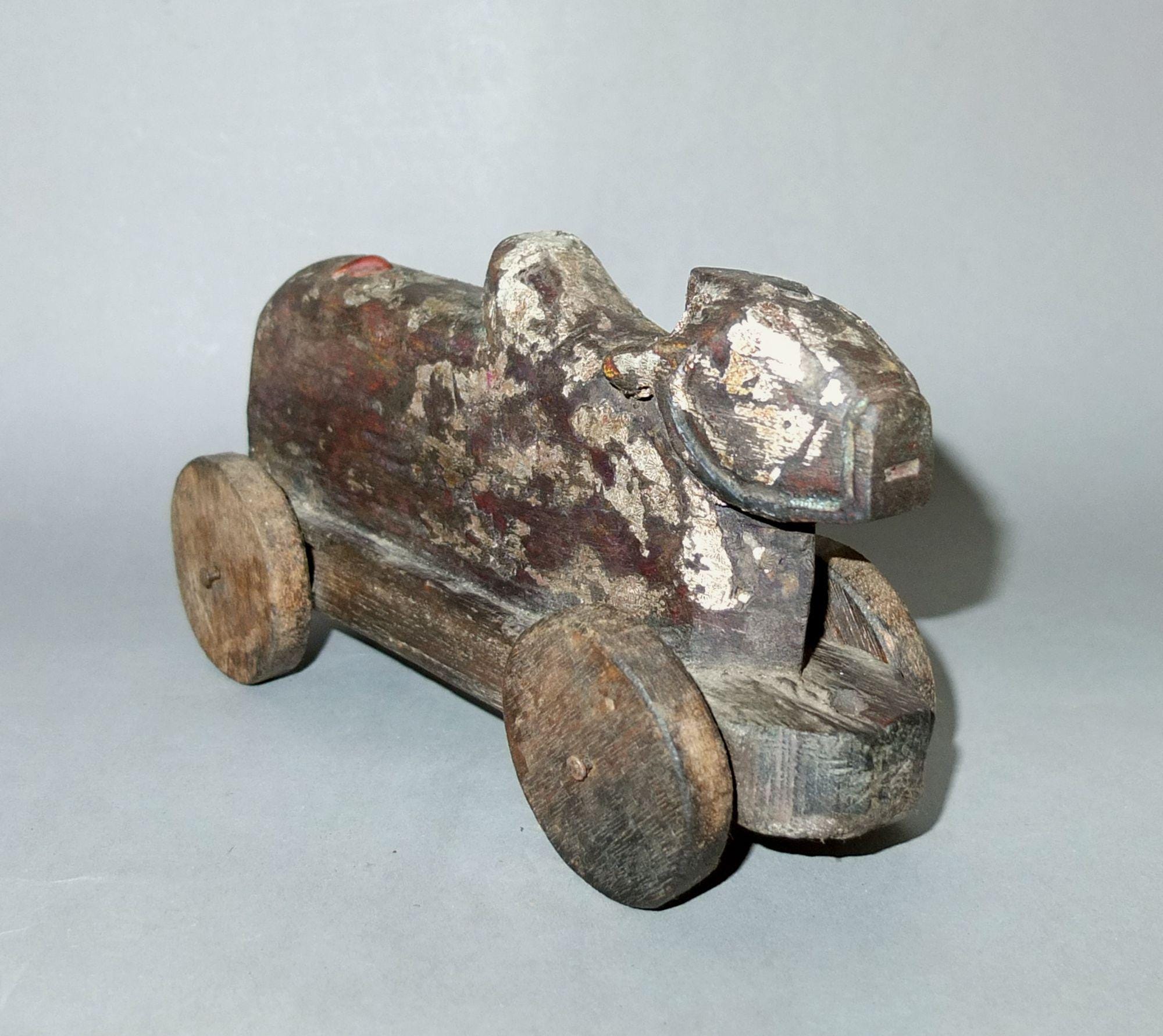 アンティーク木製シヴァ・ナンディ像（車輪付き）、ネパール民芸品