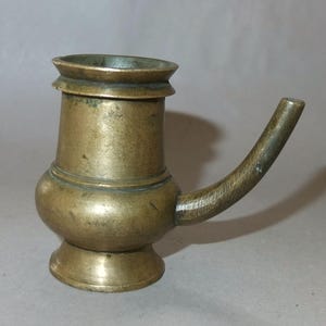 Oude hindoe-bronzen offerkan voor melkwaterolie uit Nepal