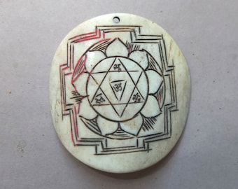 Pendentif amulette en os avec sculpture Shri Yantra du Népal, bijoux tribaux folkloriques région de l'Himalaya, livraison gratuite