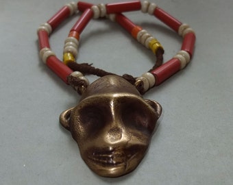 Collier naga, perles de verre anciennes faites main, pendentif tête de mort en laiton - France