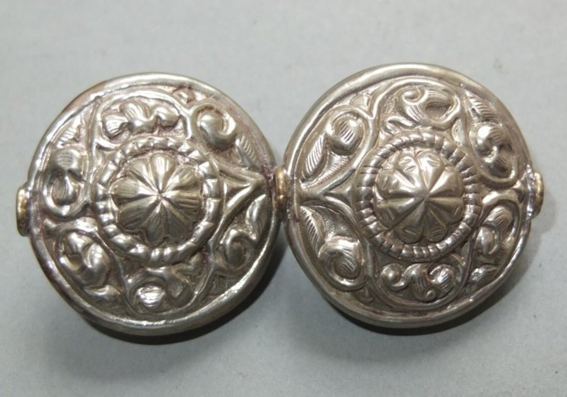 ZWEI Metall-Anhänger Folk-Anhänger Nepali Schmuck | Etsy