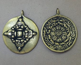 Zwei buddhistische Messing Melong Amulette Anhänger mit Doppel-Dorje und Zodiac Kalender aus Nepal, tibetischer Volksschmuck, Stammeskunst, KOSTENLOSER VERSAND