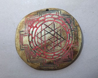 Knochen-Amulett-Anhänger mit Shri Yantra-Schnitzerei aus Nepal, Volksstammesschmuck aus der Himalaya-Region, KOSTENLOSER VERSAND