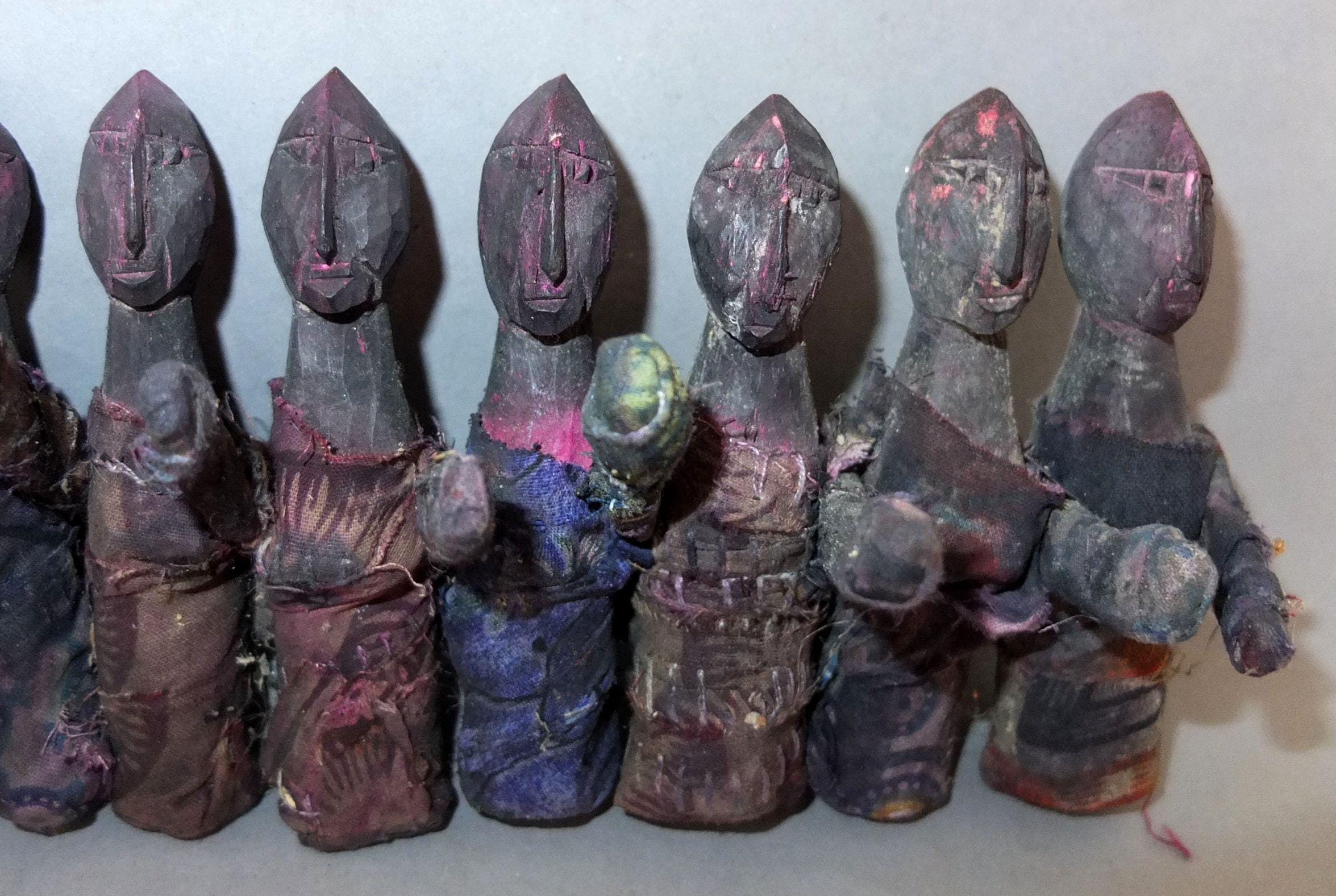 ネパールの民芸品、10体の人物が描かれた木彫り - Etsy 日本