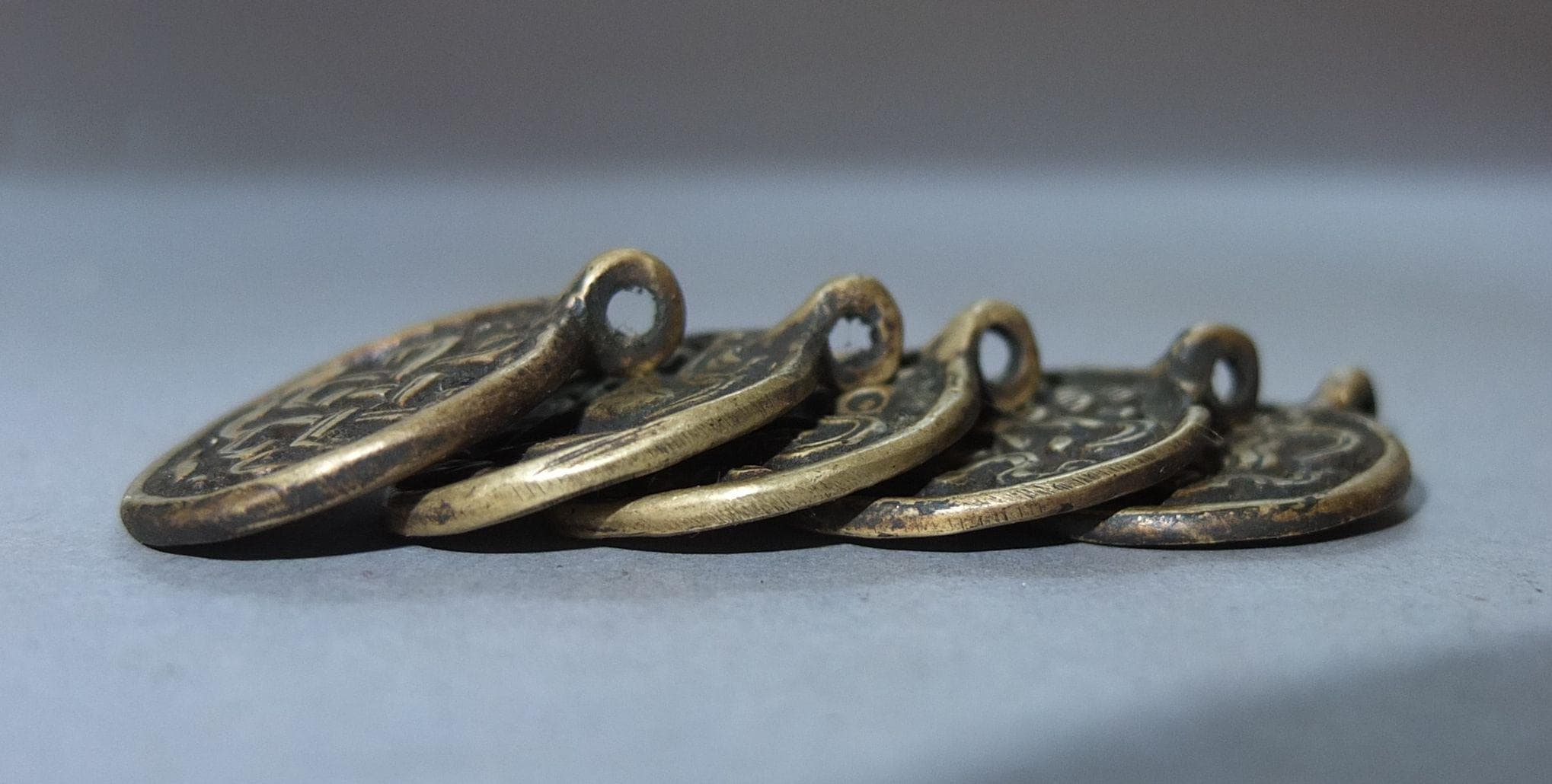 真鍮製の仏教のお守りペンダント5個、ネパールの幸運のシンボル - Etsy