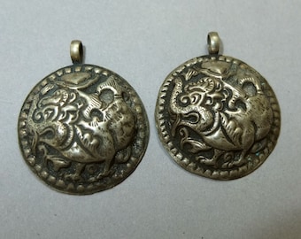 Zwei buddhistische Metall-Drachenamulette-Anhänger aus Nepal, buddhistischer Schmuck, Volksamulett, Stammeskunst, KOSTENLOSER VERSAND
