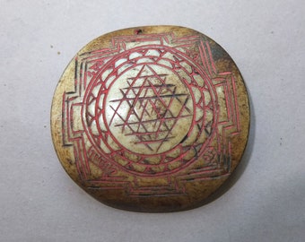Pendentif amulette en os avec sculpture Shri Yantra du Népal, bijoux tribaux folkloriques région de l'Himalaya, livraison gratuite