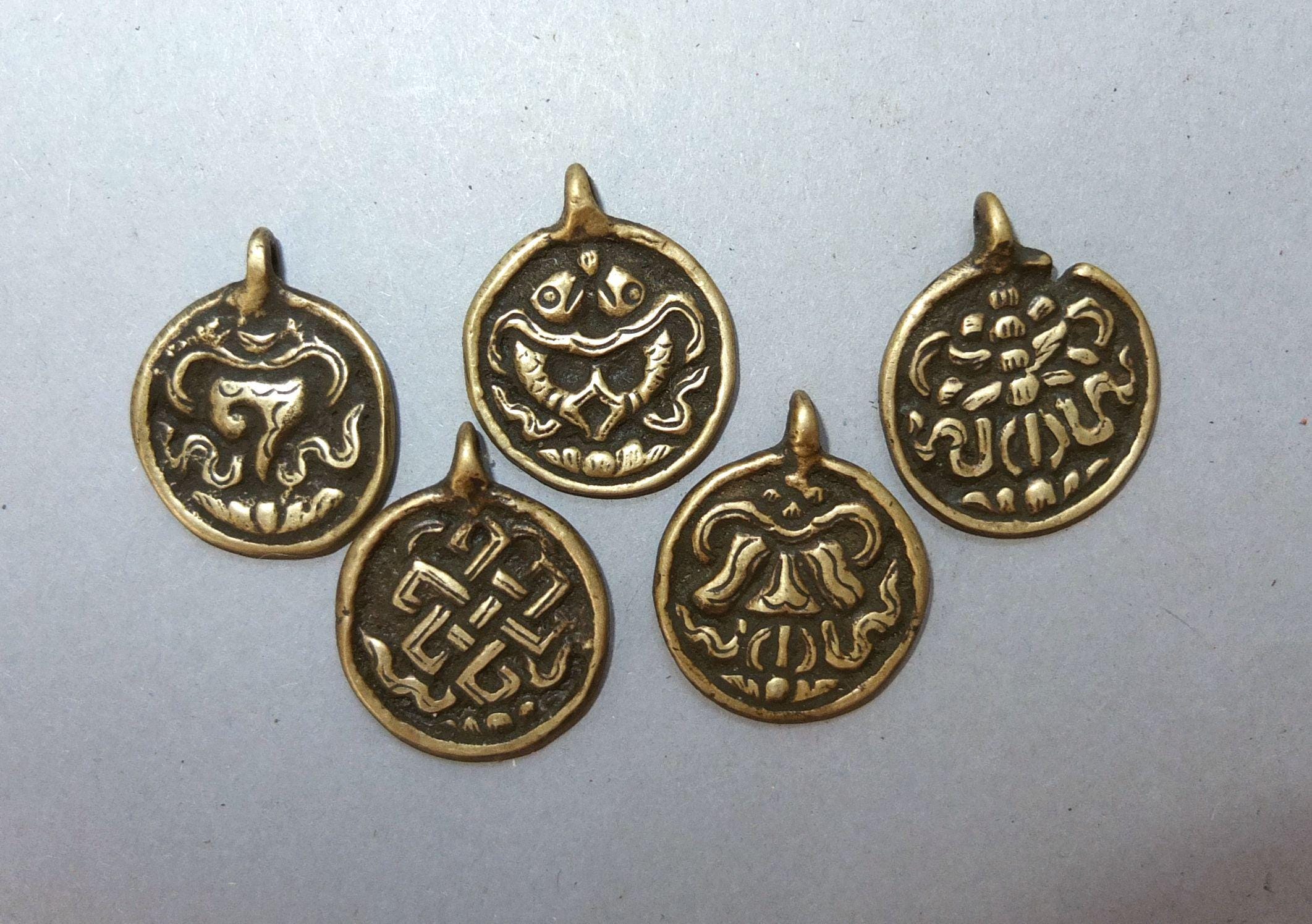 真鍮製の仏教のお守りペンダント5個、ネパールの幸運のシンボル - Etsy