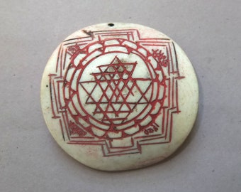 Pendentif amulette en os avec sculpture Shri Yantra du Népal, bijoux tribaux folkloriques région de l'Himalaya, livraison gratuite