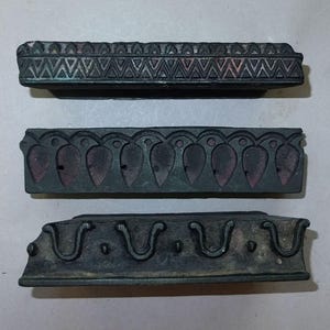 TRE vecchi blocchi di stampa in legno intagliati a mano usati per tessuti dal Nepal, modelli tradizionali di stoffa, artigianato popolare, SPEDIZIONE GRATUITA