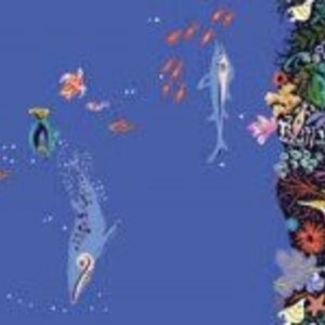 Könnte beinhalten: Eine Unterwasserszene mit tiefblauem Hintergrund, die stilisierte Fische, Haie und Korallen zeigt. Das Design umfasst verschiedene Fische in Orange-, Gelb- und Blautönen, mit einem detaillierten Korallenriff auf der rechten Seite.