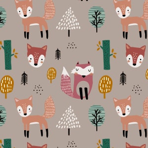 Könnte beinhalten: Ein nahtloses Muster mit orangefarbenen, rosa und roten Füchsen in einer Waldlandschaft. Der Hintergrund ist hellbraun. Die Füchse sind von Bäumen umgeben, darunter grüne, braune und weiße Bäume. Das Muster ist perfekt für Stoff, Tapete oder Geschenkpapier.