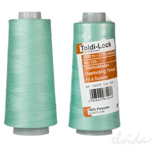 Könnte beinhalten: Eine Spule hellgrünen Toldi-Lock Overlockfadens von Gütermann. Das Etikett zeigt "2500 m - 2734 yds/vgs", "No. 120", "Overlockfaden", "Overlocking Thread", "Fil à Surjeter", "Art. 742279 Col. 7415" und "100% Polyester".