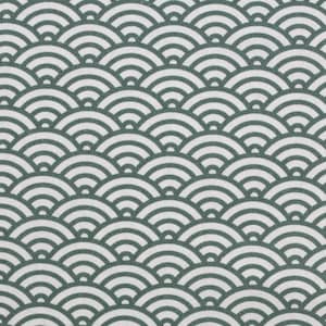 Könnte beinhalten: Ein nahtloses Muster aus überlappenden Halbkreisen in Tealblau auf weißem Hintergrund. Das Muster ähnelt traditionellen japanischen Schuppen.