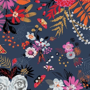 Könnte beinhalten: Ein dunkelblauer Hintergrund mit einem floralen Muster aus rosa, weißen und roten Blumen, Schmetterlingen und Spinnweben. Die Blumen sind stilisiert und haben einen verspielten Charakter.