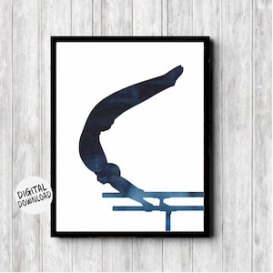 Op de afbeelding: Een blauwe aquarel-silhouet van een persoon die een gymnastische beweging uitvoert op parallelle bruggen. Het silhouet is tegen een witte achtergrond.