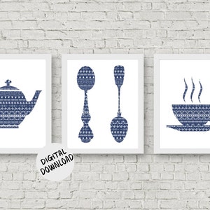 Puede incluir: Tres impresiones de arte de pared imprimibles que presentan una tetera, dos cucharas y una taza de caf&eacute; humeante. Cada imagen es una silueta del objeto llena de un patr&oacute;n geom&eacute;trico azul y blanco.