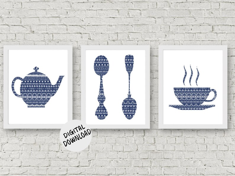 Puede incluir: Tres impresiones de arte de pared imprimibles que presentan una tetera, dos cucharas y una taza de caf&eacute; humeante. Cada imagen es una silueta del objeto llena de un patr&oacute;n geom&eacute;trico azul y blanco.
