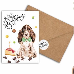 Könnte beinhalten: Eine digitale Download-Karte mit einer Aquarell-Illustration eines braunen und weißen Hundes, der eine grüne Fliege trägt. Der Hund sitzt vor einem Geburtstagskuchen mit einer brennenden Kerze. Die Karte sagt "Happy Birthday" in schwarzer Kursivschrift.