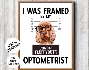 Afdrukbare muurkunst Engelse cocker-spaniël, hond met bril met I Was Framed woordspeling citaat, eigenzinnige optometrist of opticien cadeau mugshot