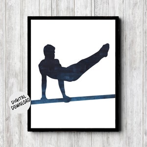 Op de afbeelding: Een digitale download van een silhouet van een persoon die een handstand op een horizontale balk maakt. Het silhouet is blauw en heeft een aquareleffect.