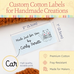 Peut inclure: Étiquettes personnalisées en coton pour créations faites à la main. L'étiquette bleu clair mesure 5,1 cm de long et 2,5 cm de large, avec le texte "Made Just for You by Carly Peretti" et une illustration de chat. Caractéristiques : coton de qualité supérieure et résistant à l'effilochage.