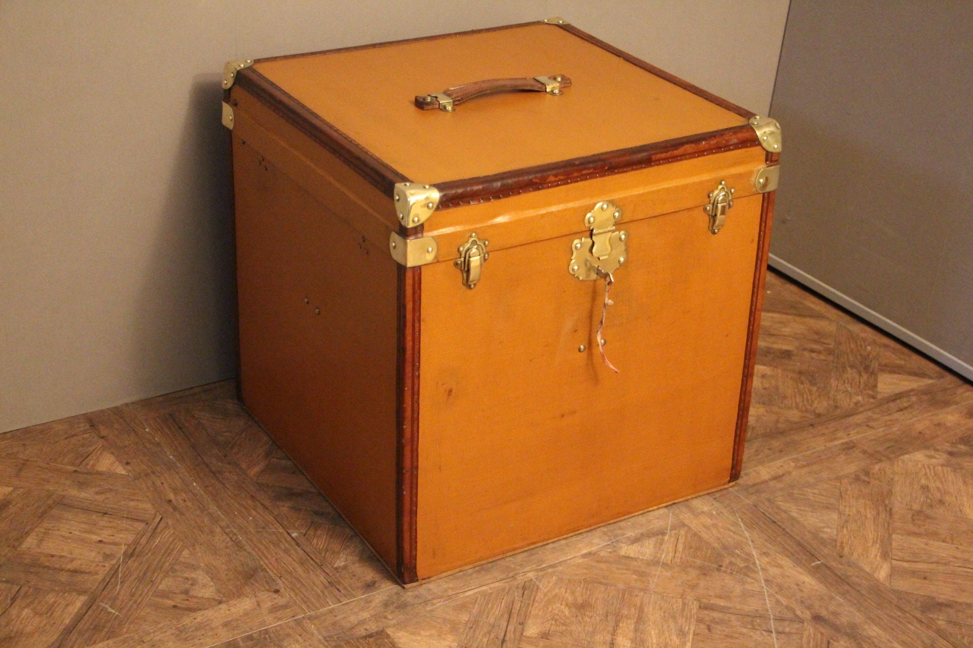 Années 1930 Lumière Marron Toile Extra Large «Forme de Cube» Français Tronc Chapeau, Boîte à Chapeau