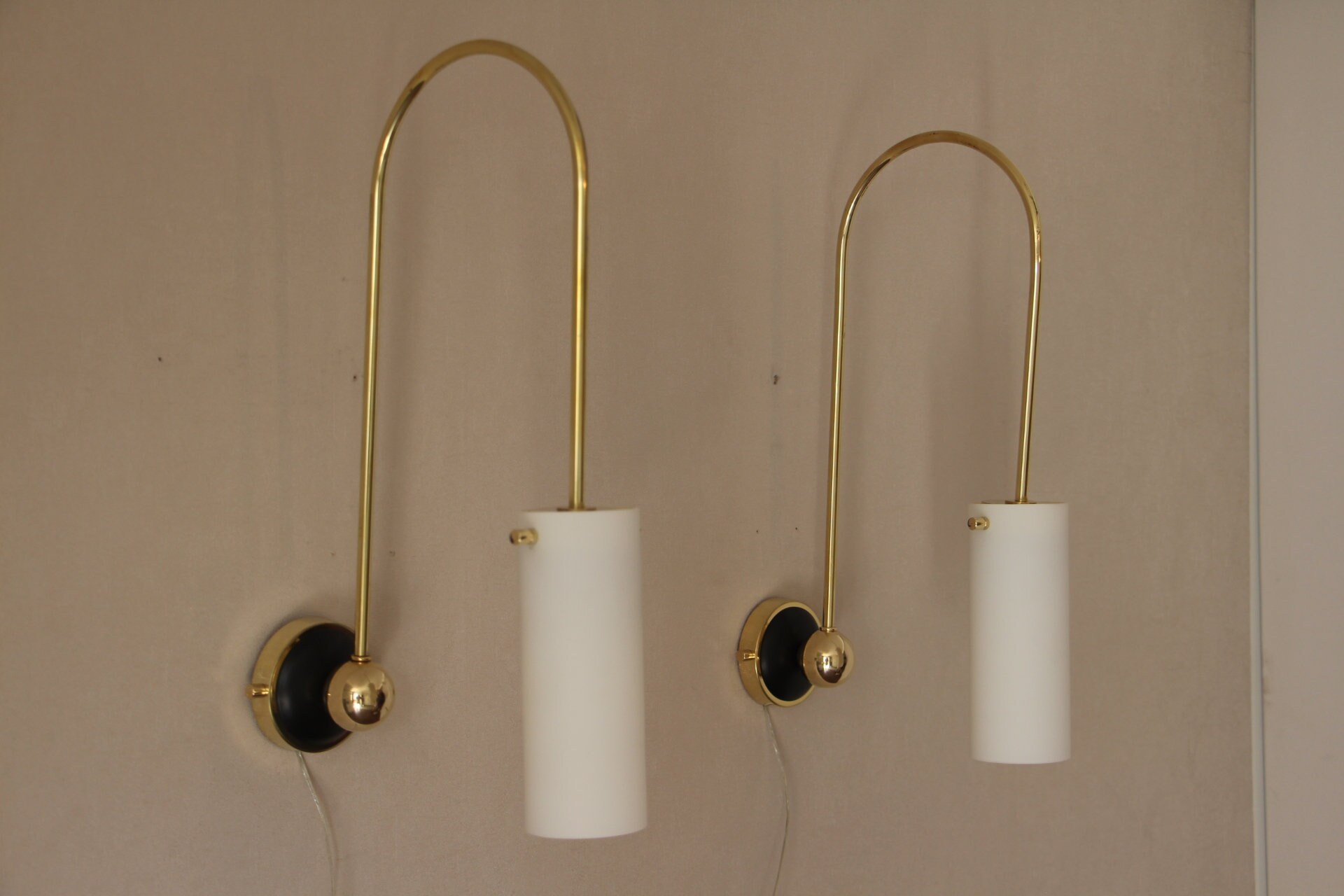 Paire d'appliques à Bras en Laiton et Abat Jour Cylindre Verre Blanc