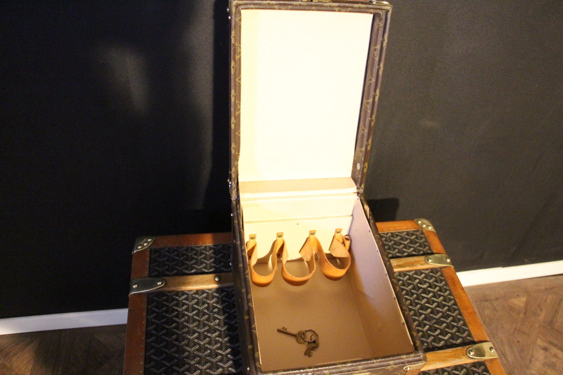 Louis Vuitton Train Case, Louis Vuitton Jewelry Case, Louis Vuitton Beauty  Case at 1stDibs