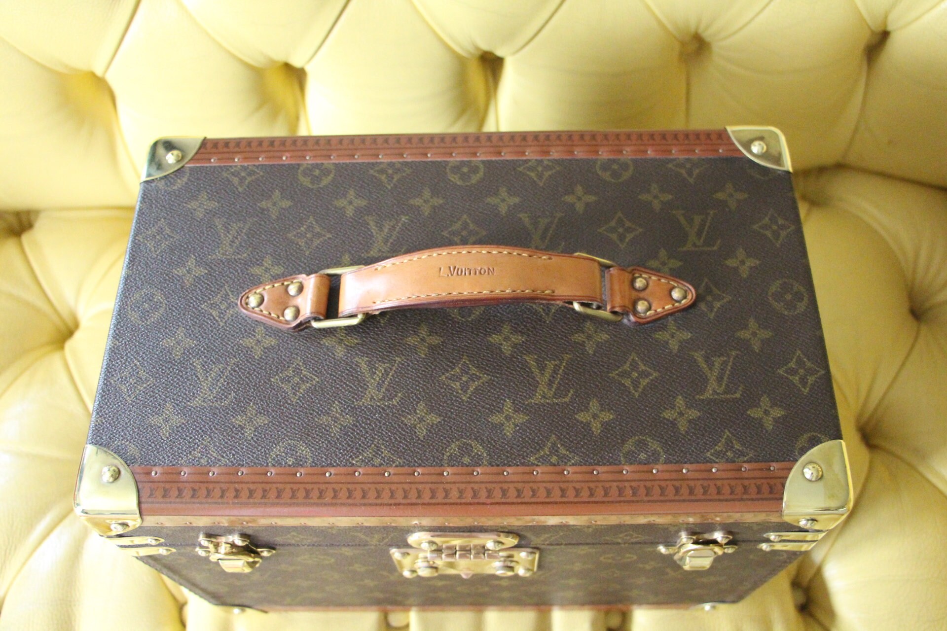 LOUIS VUITTON Monogram Canvas Boite Gold Trim Travel Cosmetic Vanity Trunk  Case For Sale at 1stDibs