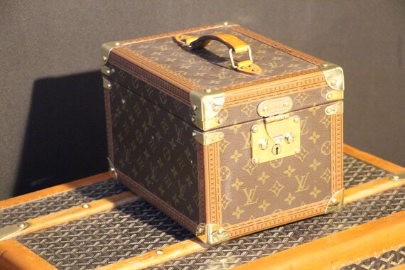 Louis Vuitton Vintage Monogram Cosmetic Travel Train Case  Louis vuitton  makeup bag, Vintage louis vuitton, Louis vuitton