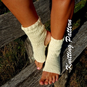 Könnte beinhalten: Cremefarbene Beinwärmer aus Strick mit Rippenmuster. Das offene Zehendesign ermöglicht Komfort und Flexibilität. Der Text "Knitting Pattern" ist im Bild sichtbar.