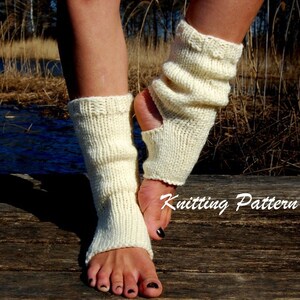 Peut inclure: Jambières tricotées de couleur crème avec un motif côtelé. Les jambières ont un trou pour le talon et sont portées sur le bas des jambes. Le texte "Knitting Pattern" est visible sur l'image.