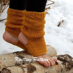 Peut inclure: Jambières tricotées jaune moutarde avec une découpe au talon. Les jambières sont côtelées et légèrement froissées. Le texte "Knitting Pattern" est visible sur l'image. L'arrière-plan est une scène extérieure enneigée.