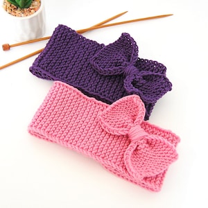 Op de afbeelding: Twee gebreide hoofdbanden met strikken. De ene hoofdband is paars en de andere is roze.