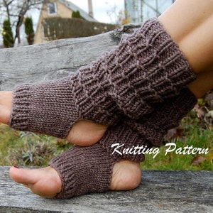 Peut inclure: Jambières tricotées marron avec un motif losange texturé. Les jambières sont conçues pour couvrir le bas de la jambe et le pied, avec une ouverture pour le talon. Le texte "Knitting Pattern" est visible.
