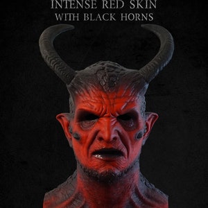 Puede incluir: Máscara detallada de demonio con piel roja intensa y cuernos negros. El texto "IKARI THE DEMON" está en la parte superior, con "INTENSE RED SKIN WITH BLACK HORNS" debajo. La máscara tiene una expresión amenazante.