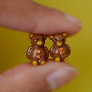 Petites boucles d’oreilles en peluche - teddies mignons pour elle - boucles d’oreilles en argile polymère faites à la main avec hypoallergénique en acier chirurgical