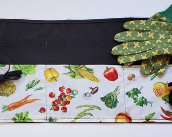 Gardening Apron - Half apron with 6 pockets - Gardening Gift/ Farmers Market/ Food Service/ Vendor/ Unisex