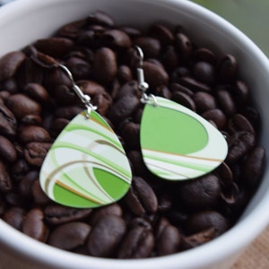 Pendientes reciclados de tarjetas Starbucks