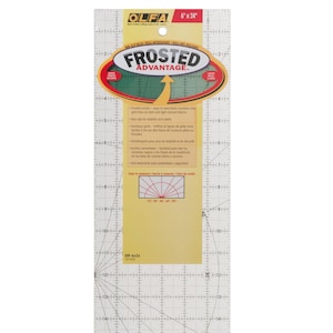 Può includere: Un righello in plastica trasparente con un motivo a griglia e un bordo curvo. Il righello è etichettato "Frosted Advantage" e ha una scala di misura in pollici. È largo 6 pollici e lungo 18 pollici.