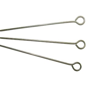 Puede incluir: Tres brochetas de acero inoxidable con puntas afiladas y asas en forma de lazo dispuestas en diagonal sobre un fondo blanco. Estas brochetas están diseñadas para asar a la parrilla o servir aperitivos.