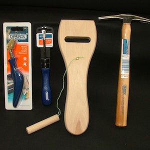 Puede incluir: Un conjunto de herramientas para tapicería, que incluye un removedor de grapas, un martillo de tachuelas para tapicería, un martillo de tachuelas para tapicería de madera y un mazo de madera.