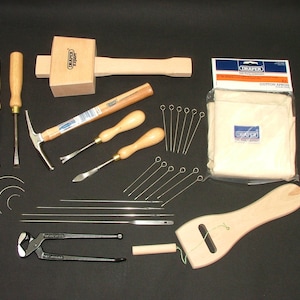 Puede incluir: Kit de herramientas de trabajo del cuero con un mazo de madera, punzones, agujas de coser, un caballo de coser, un punzón de cuero, un ranurador de cuero, un par de alicates, un biselador de cuero y un delantal de algodón.