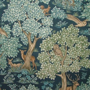 Könnte beinhalten: Detaillierte Illustration einer Waldszene mit Bäumen, Hirschen, Eulen und Vögeln. Die Farbpalette umfasst Blau-, Grün- und Brauntöne und erzeugt eine natürliche und ruhige Ästhetik. Das Design zeigt ein sich wiederholendes Muster von Waldtieren und Blättern.
